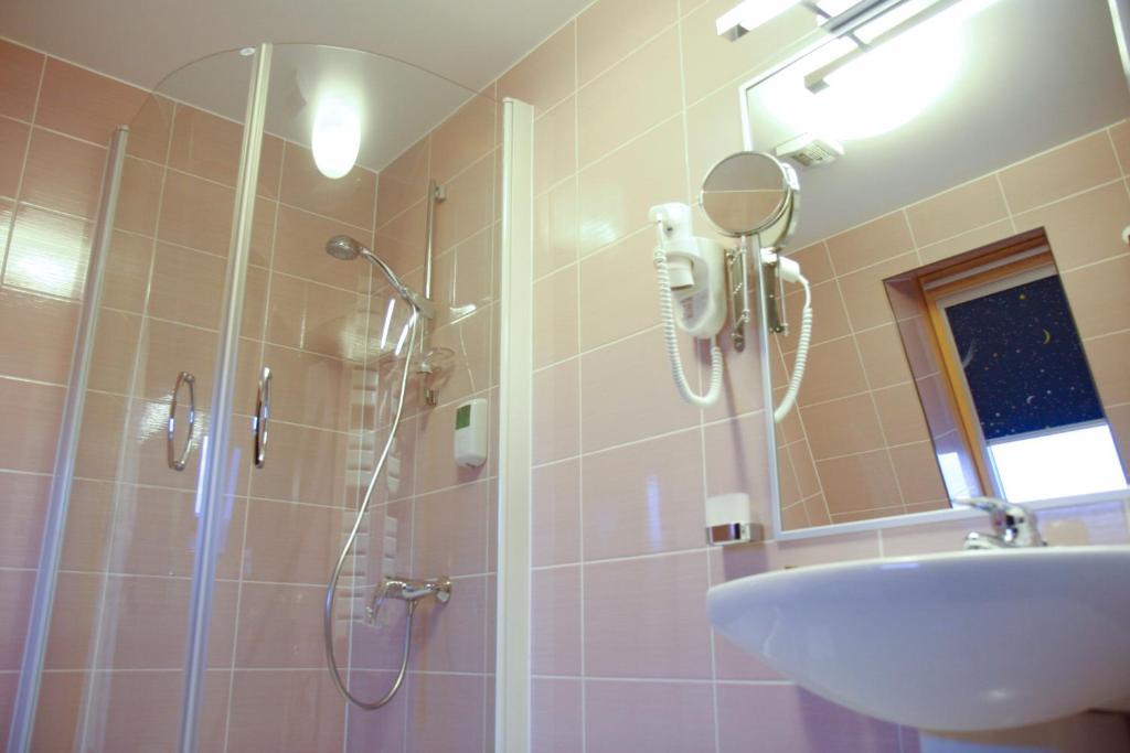 Hotel Anna Junior Târgu Jiu الغرفة الصورة